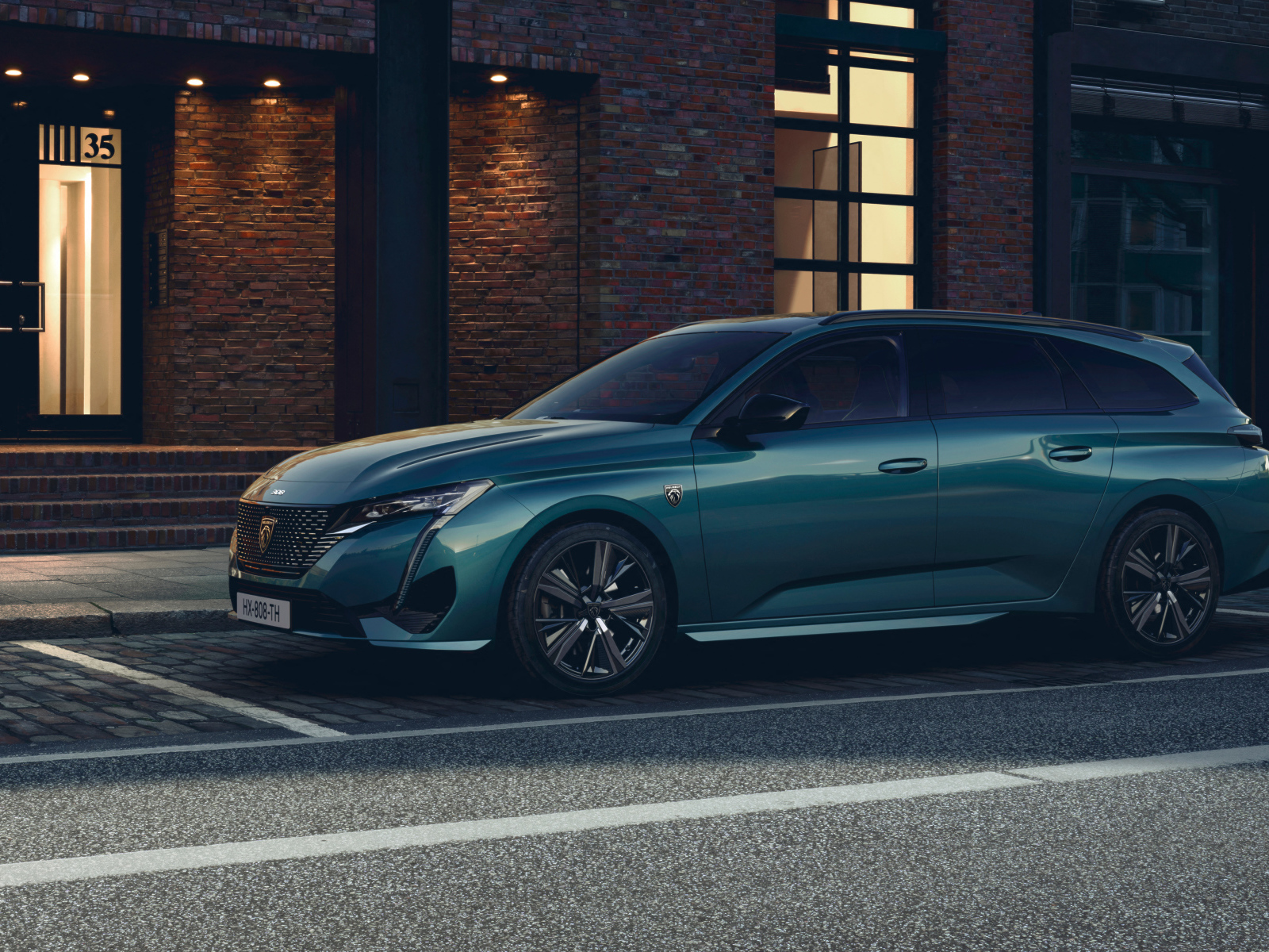 Автомобиль Peugeot 308 SW GT 2021 года вид сбоку