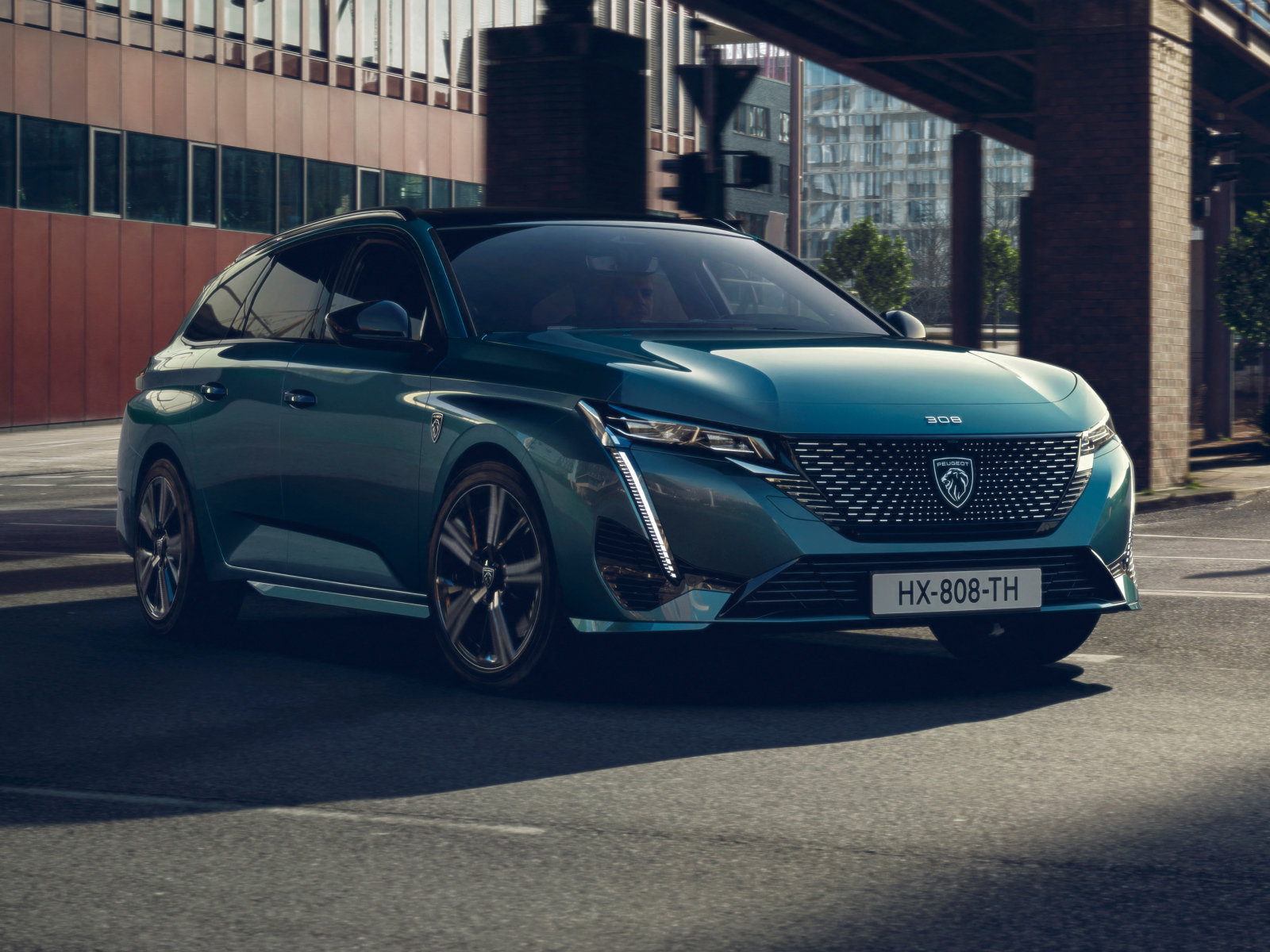 Автомобиль Peugeot 308 SW GT 2021 года под мостом