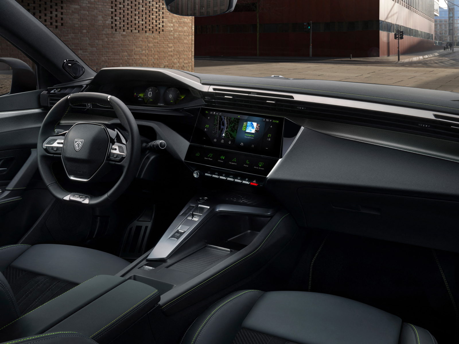 Дорогой черный кожаный салон автомобиля Peugeot 308, 2021 года