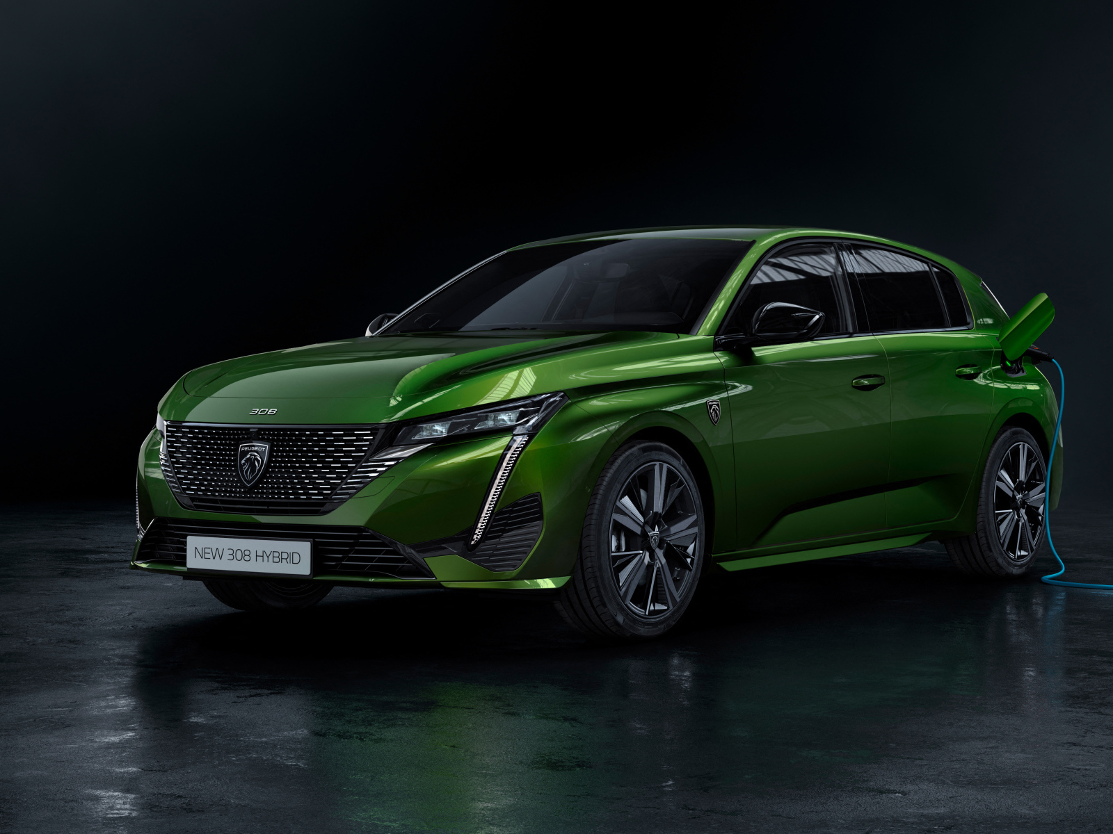 Зеленый автомобиль Peugeot 308, 2021 года на заправке