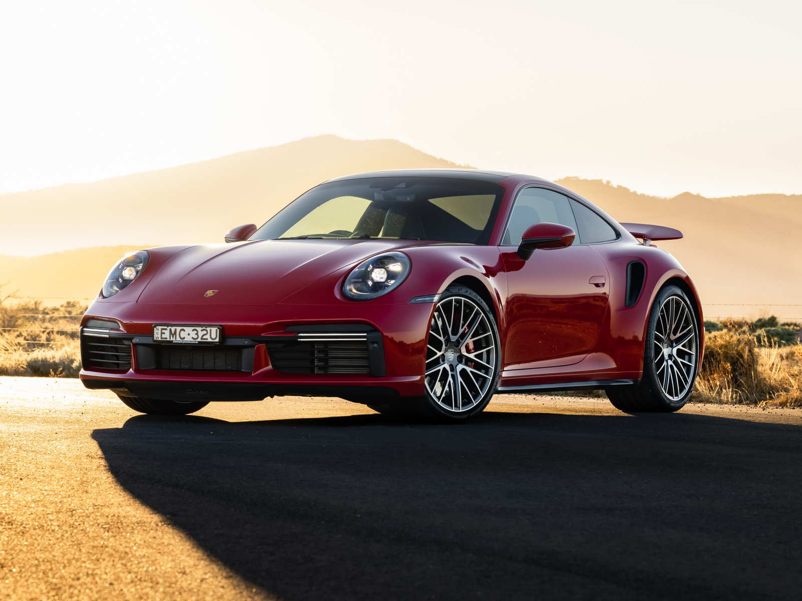 Красный автомобиль Porsche 911 Turbo 2021 года