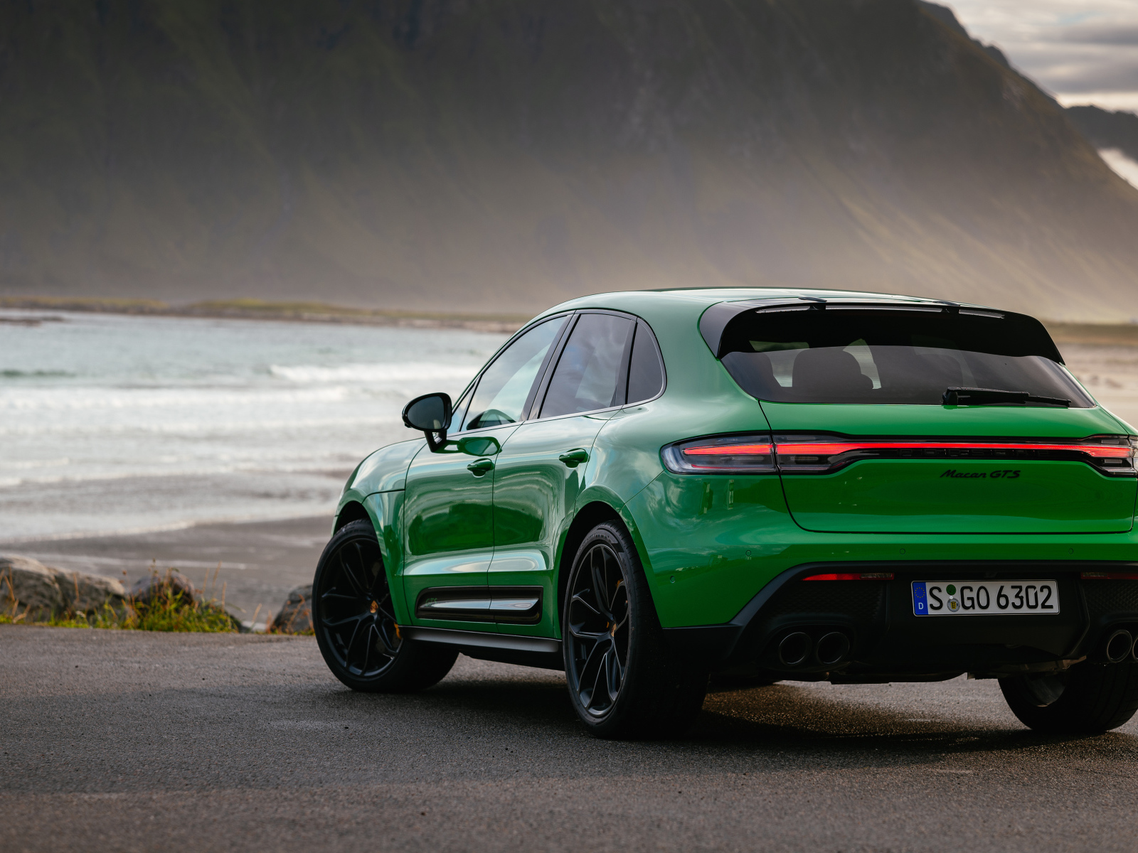 Автомобиль Porsche Macan GTS Sport Package 2021 года вид сзади