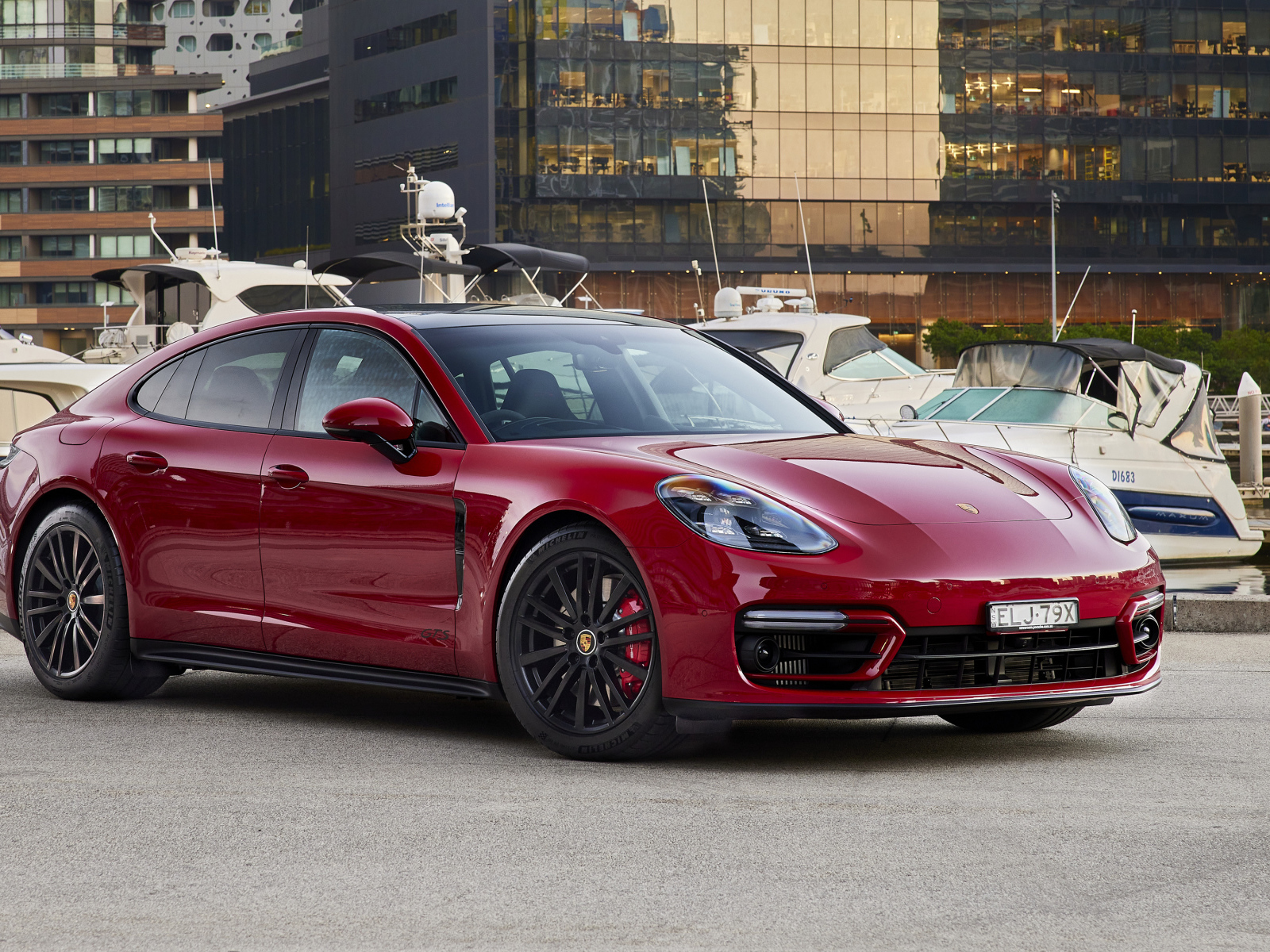 Красный автомобиль Porsche Panamera GTS 2021 года