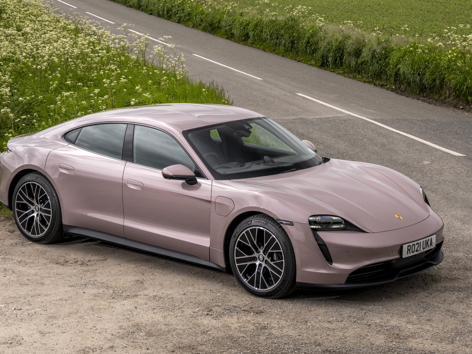 Автомобиль Porsche Taycan 2021 года на дороге