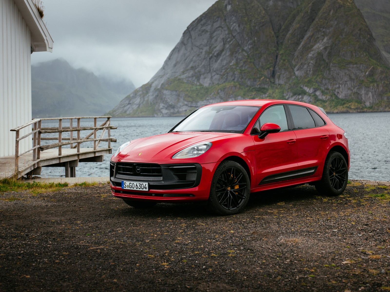 Красный Porsche Macan GTS 2021 года у воды