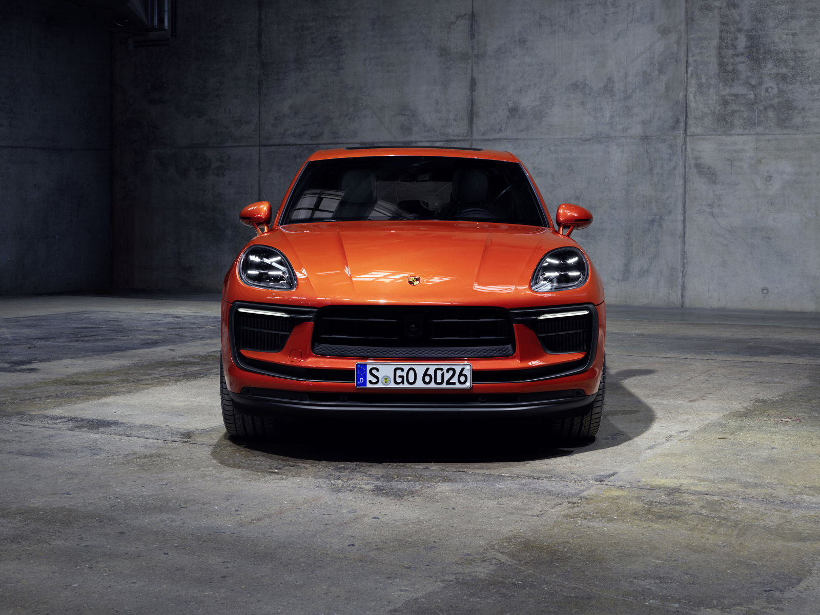 Красный Porsche Macan S 2021 года на сером фоне