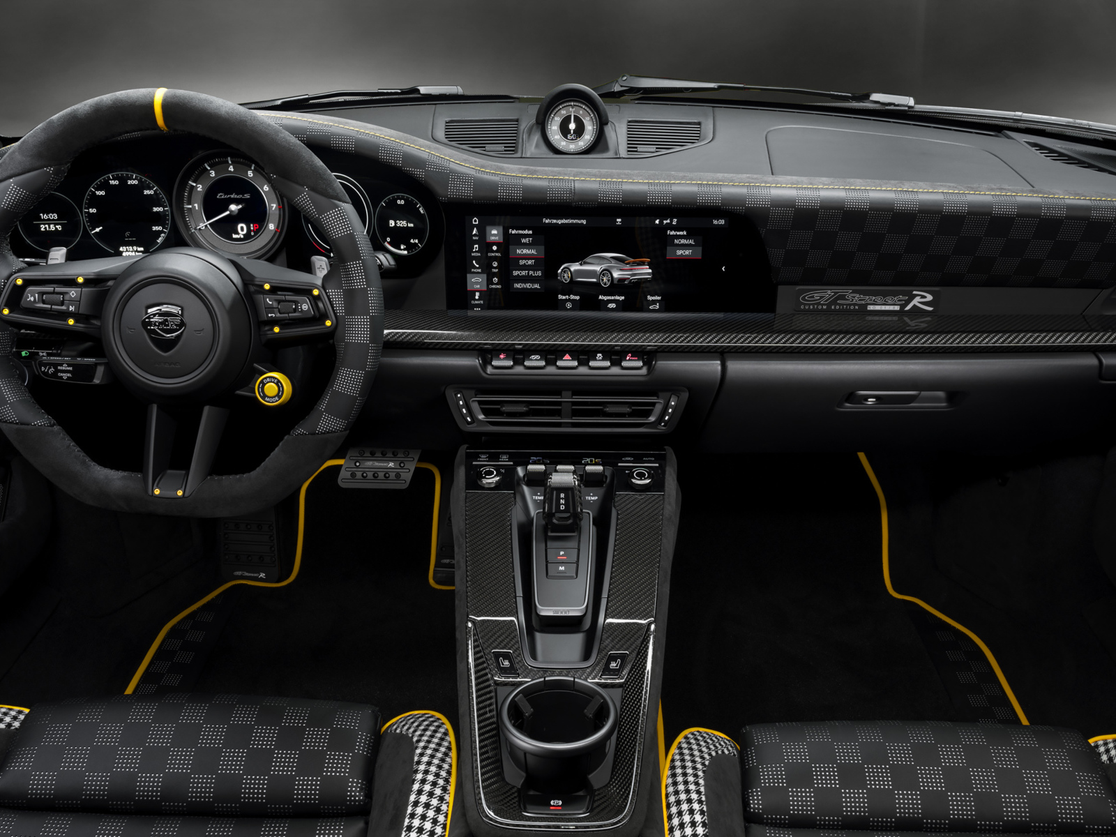 Салон автомобиля Porsche GTstreet R 2021 года