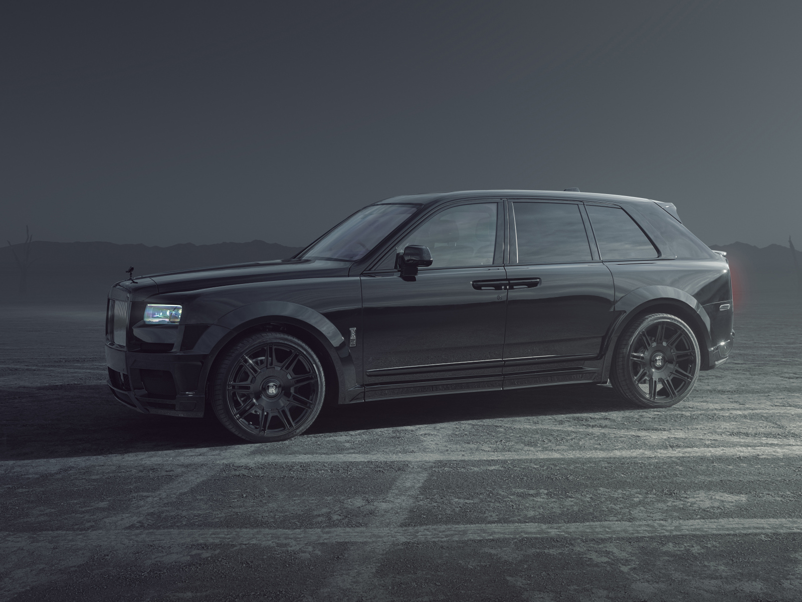 Автомобиль Rolls-Royce Cullinan, 2021 года в тумане