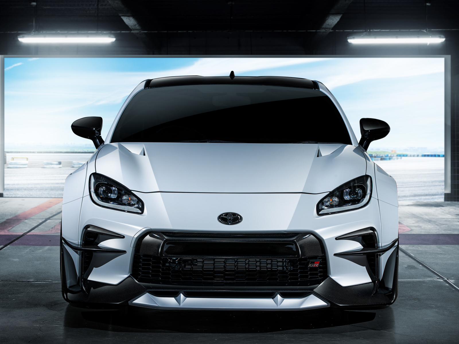 Белый автомобиль Toyota GR 86 GR Parts Concept 2021 года вид спереди 
