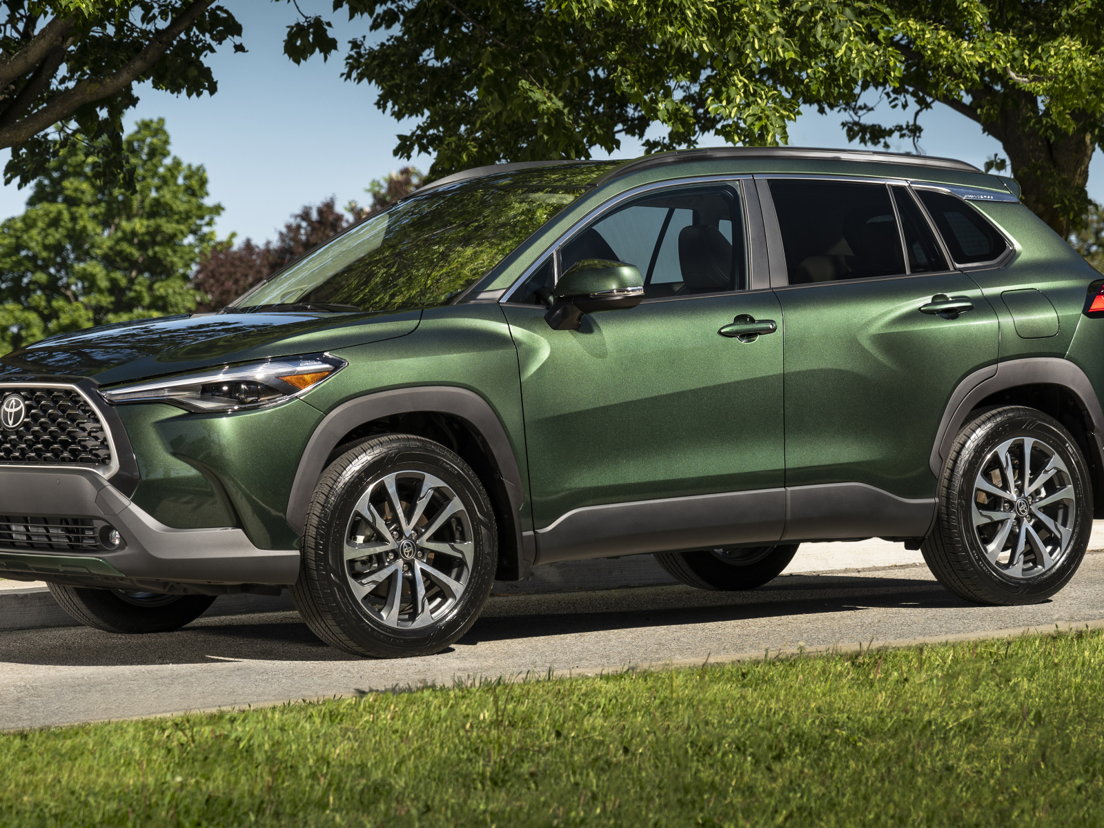 Зеленый автомобиль Toyota Corolla Cross XLE AWD, 2022 года