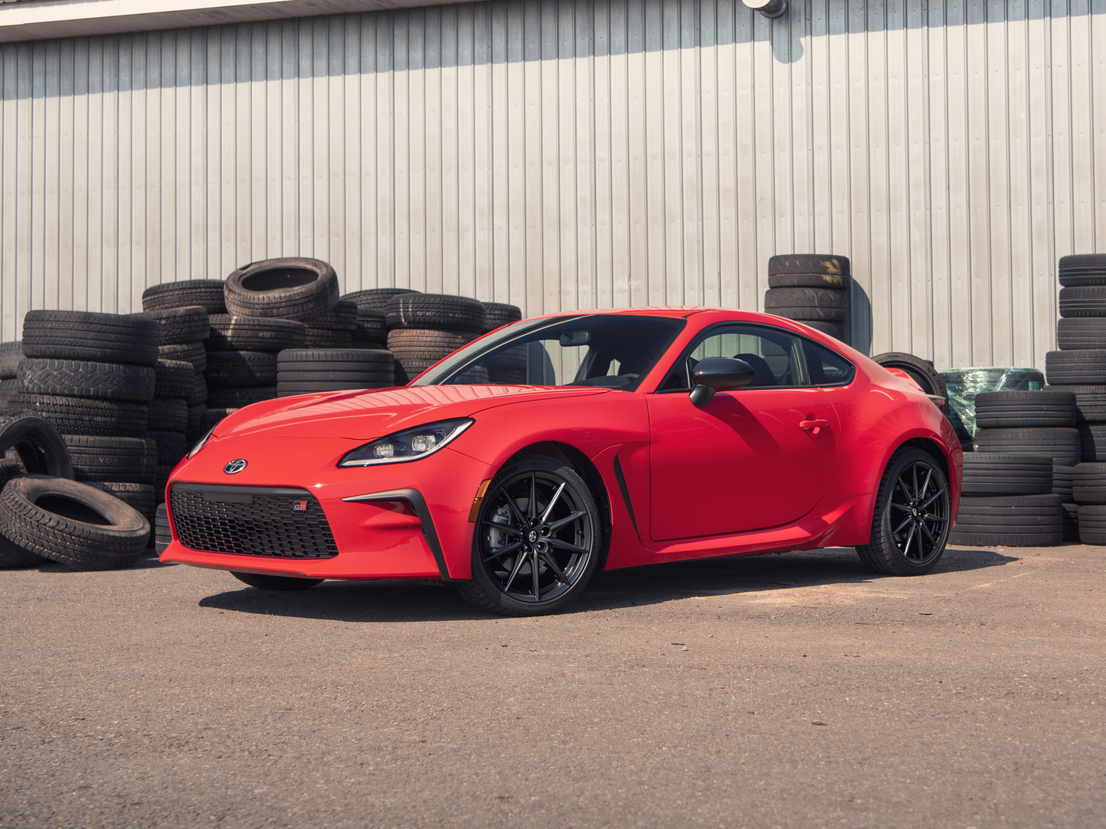 Красный автомобиль Toyota GR 86 Premium, 2022 года