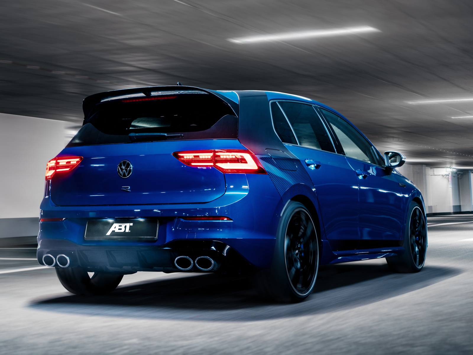 Синий кроссовер ABT Volkswagen Golf R 2021 года вид сзади