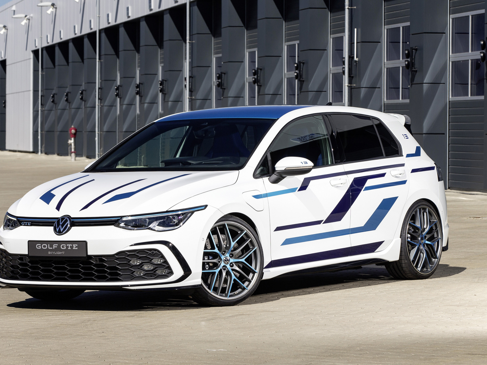 Автомобиль Volkswagen Golf GTE Skylight 2021 года