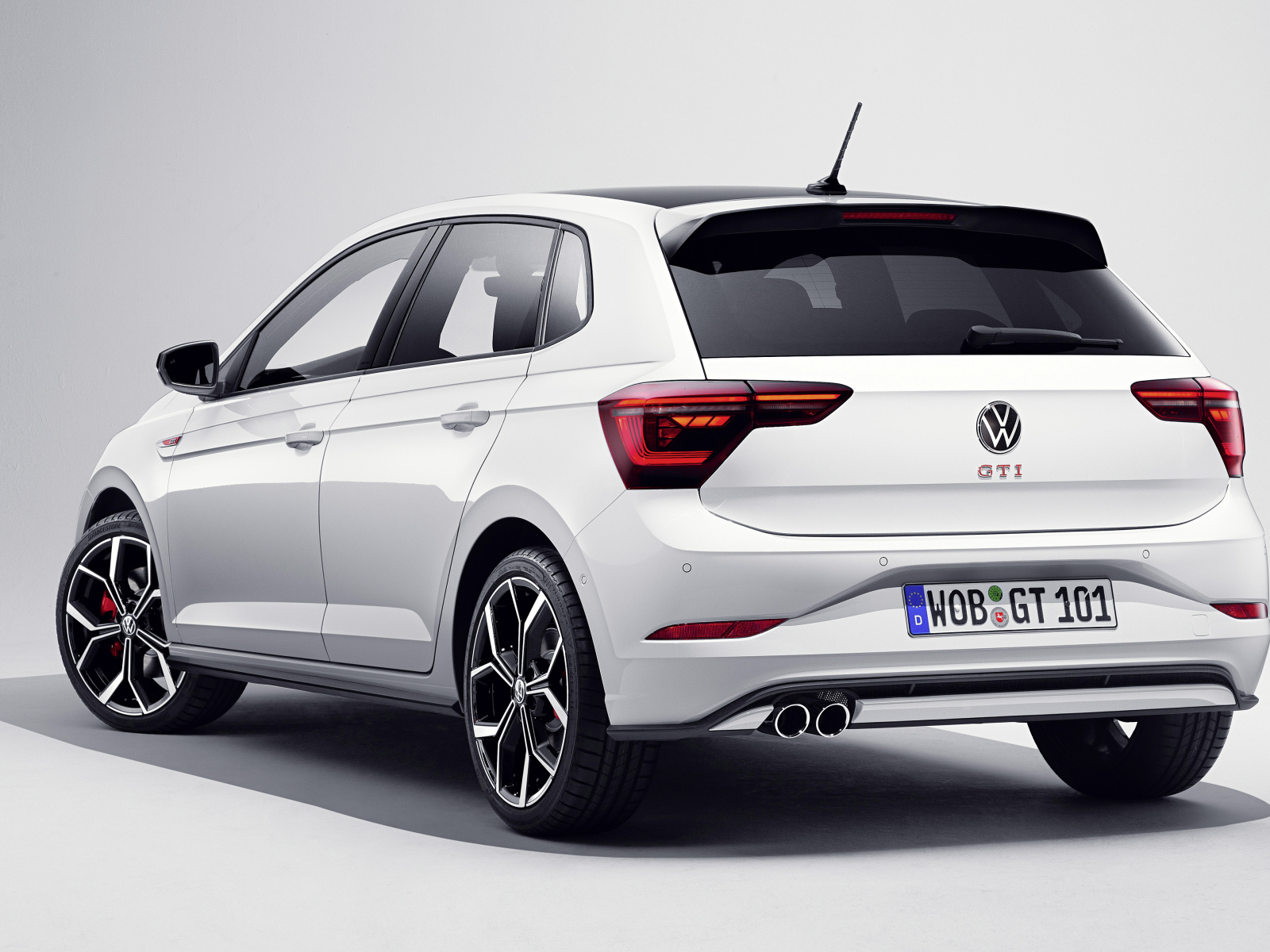 Белый автомобиль Volkswagen Polo GTI 2021 года вид сзади