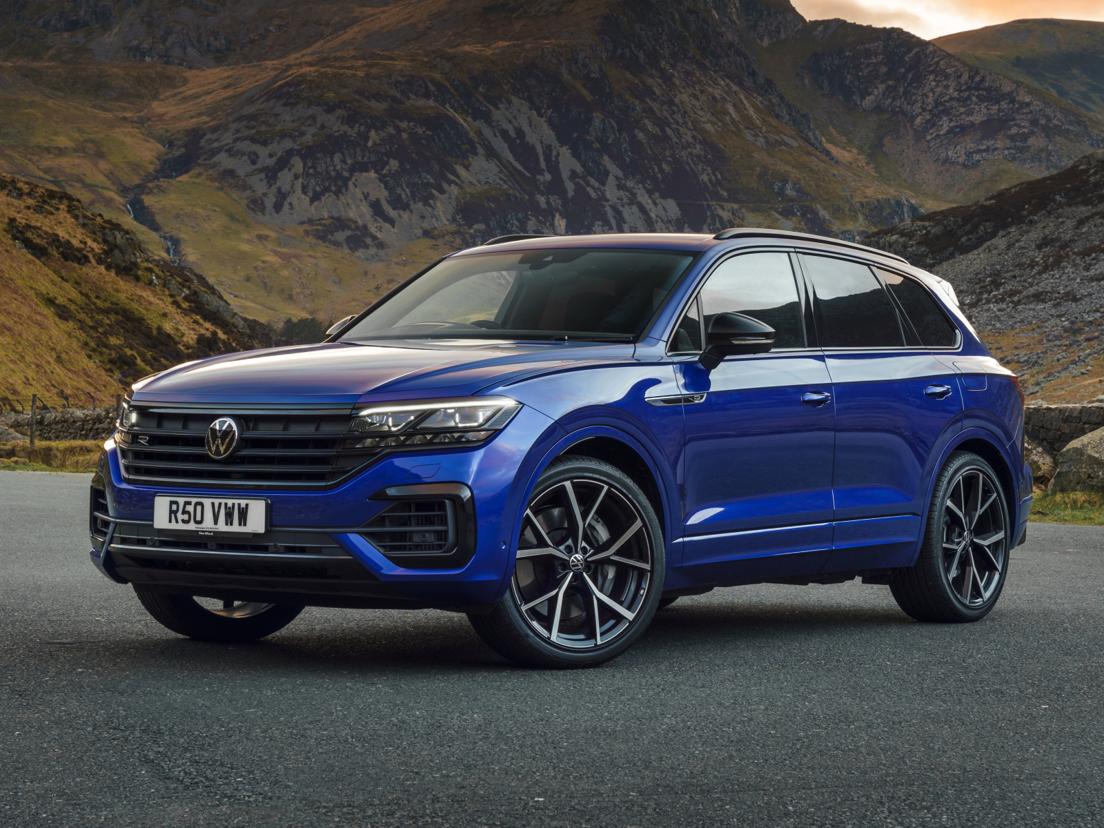 Внедорожник Volkswagen Touareg R E Hybrid 2021 года у гор