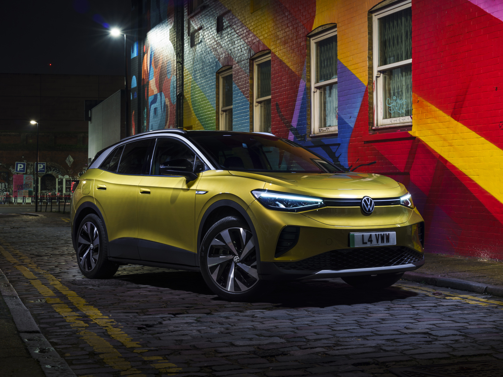 Кроссовер Volkswagen ID.4 1st 2021 года на улице