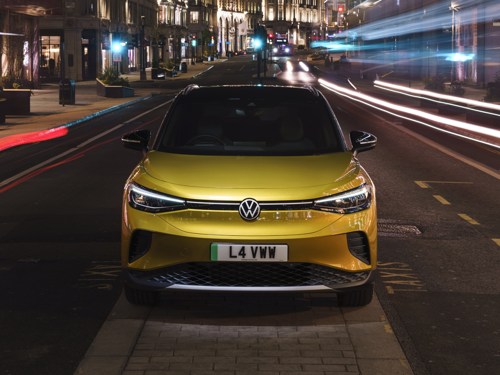 Золотистый автомобиль Volkswagen ID.4 1st 2021 года в городе