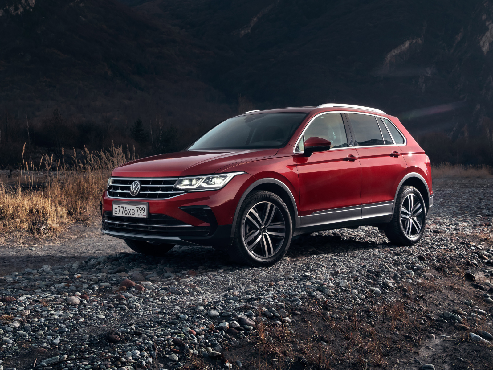 Красный внедорожник Volkswagen Tiguan 4MOTION 2021 года в горах