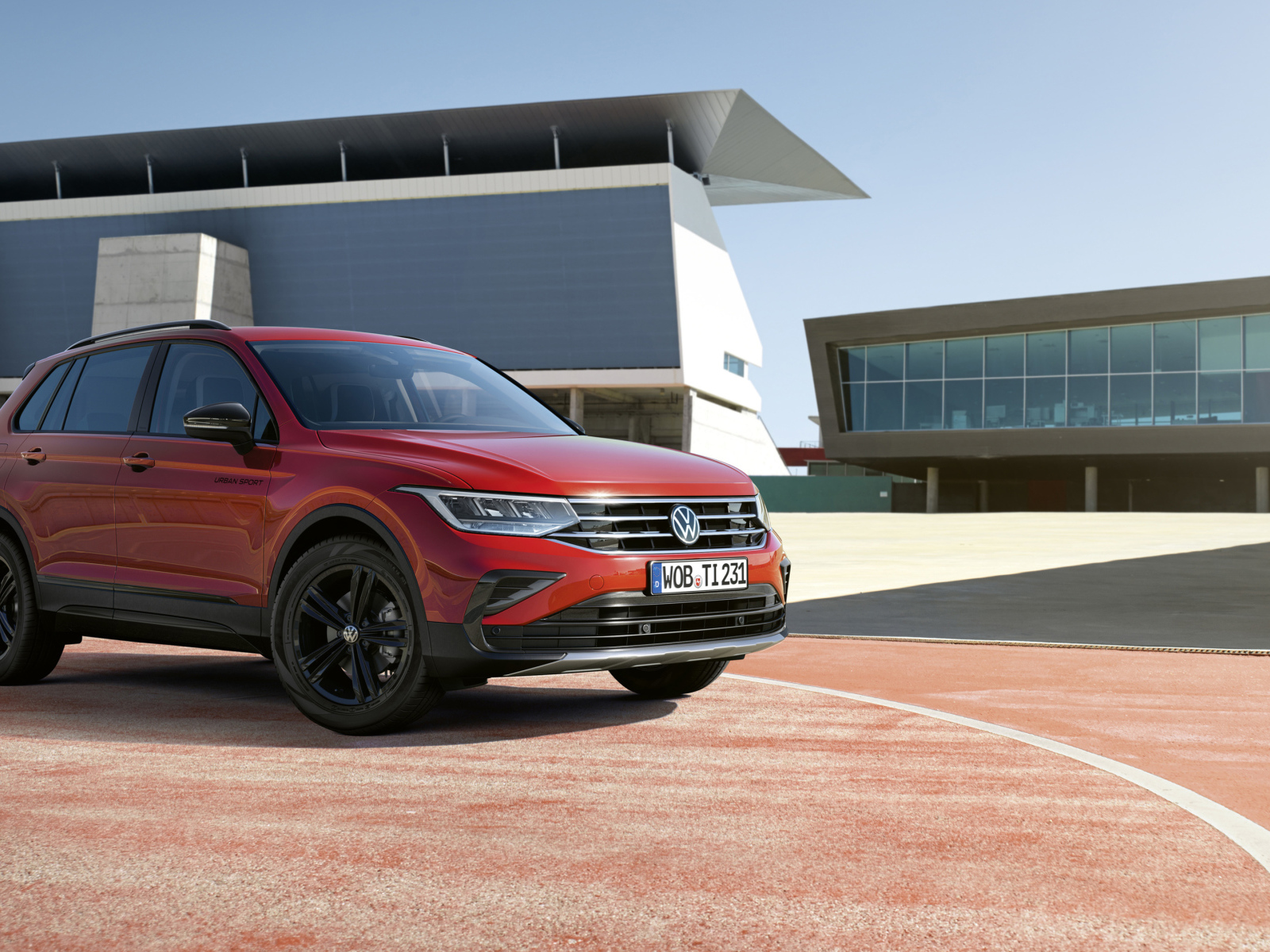 Красный внедорожник Volkswagen Tiguan Urban Sport 2021 года