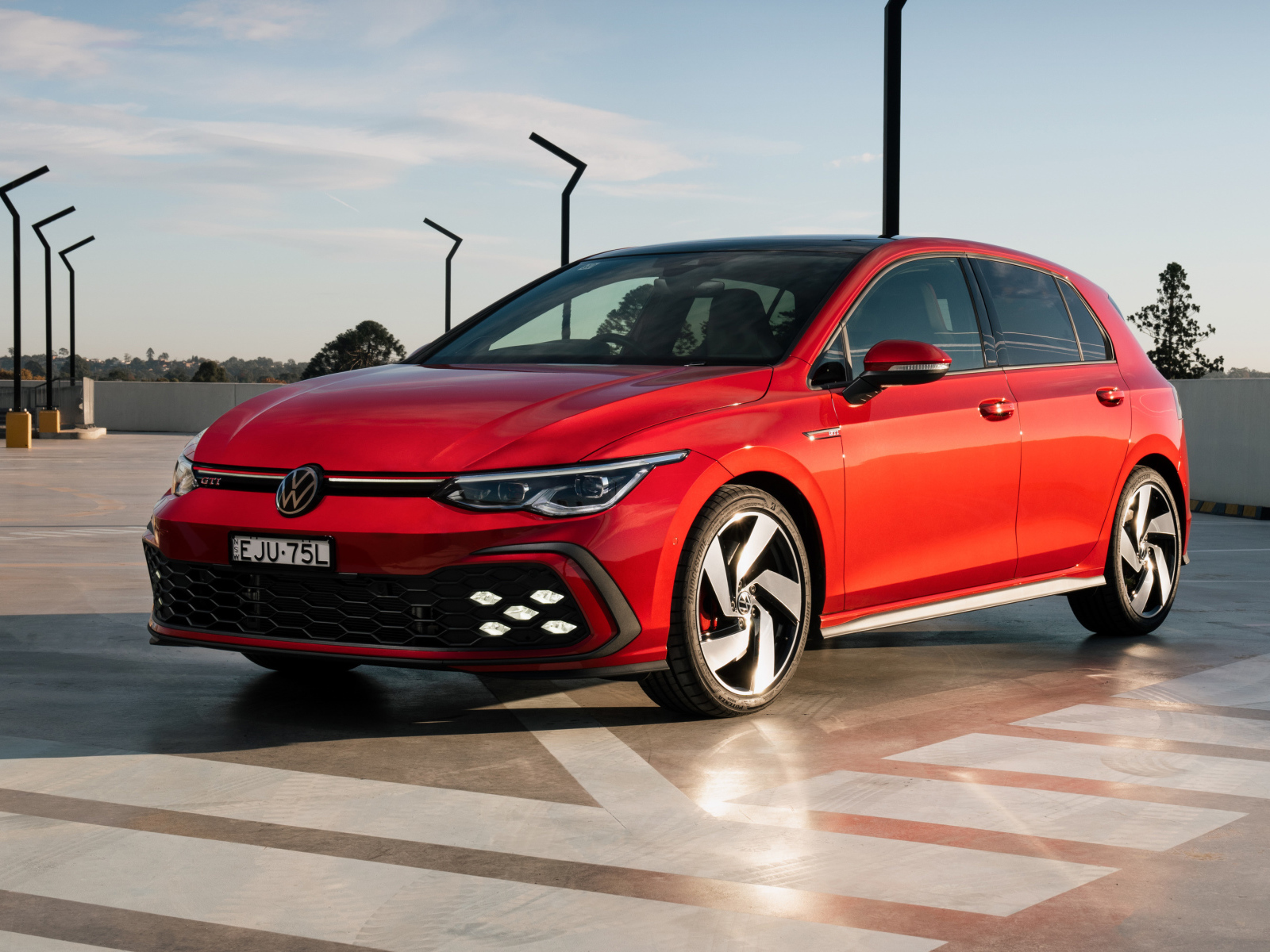 Красный Volkswagen Golf GTI 2021 года