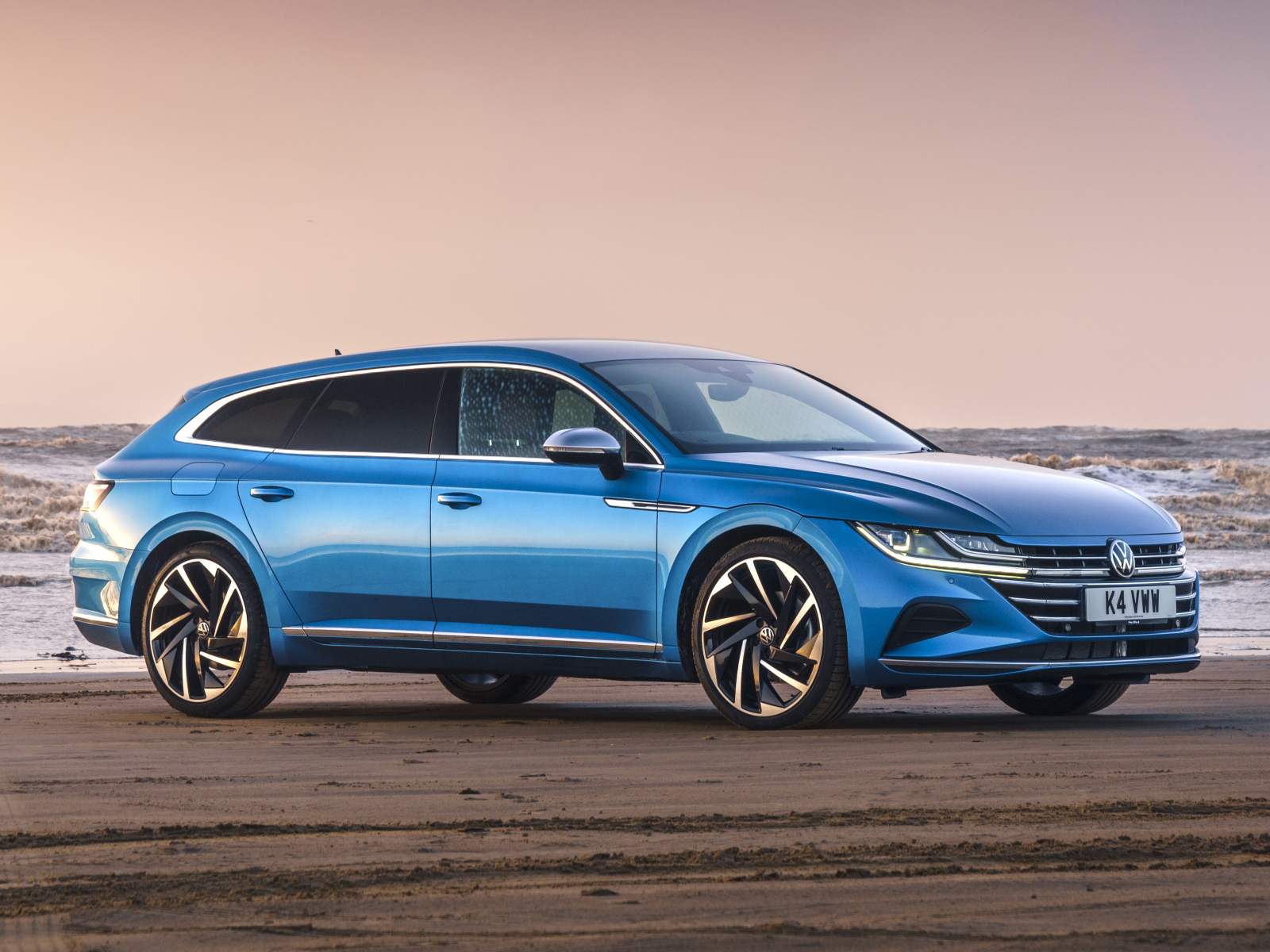 Автомобиль Volkswagen Arteon Shooting Brake Elegance  на фоне моря