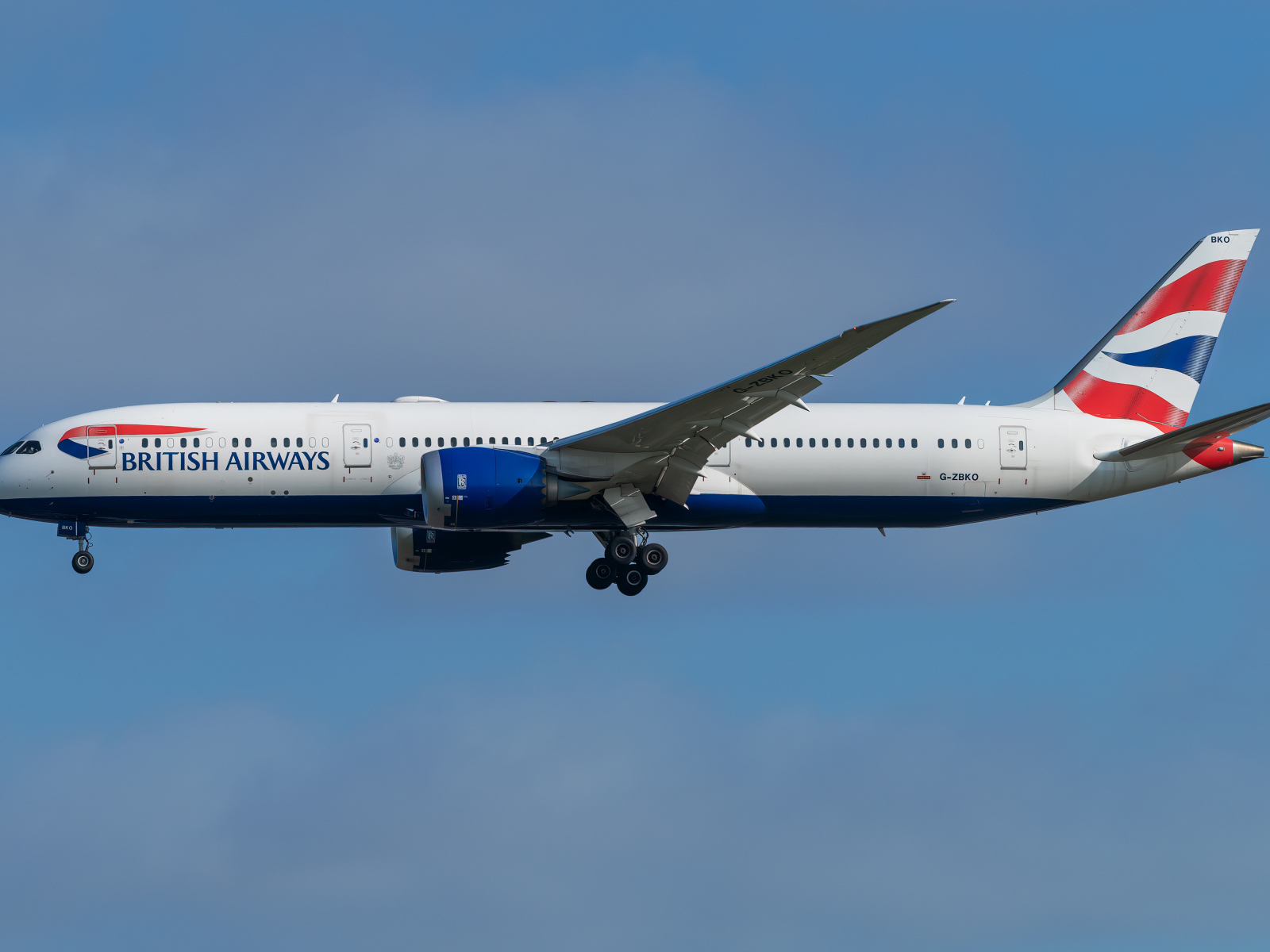 Пассажирский Boeing 787-9  авиакомпании  British Airways в небе 