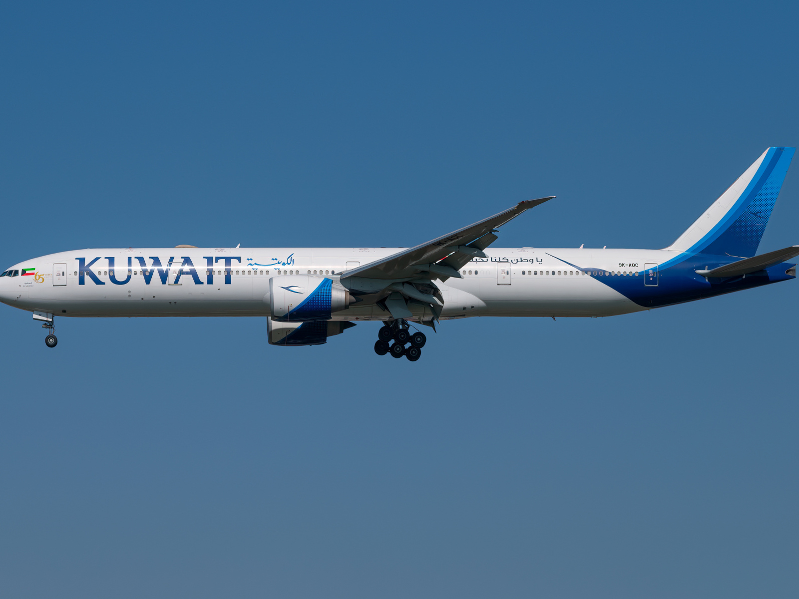 Самолет 777-300ER авиакомпании Kuwait в голубом небе