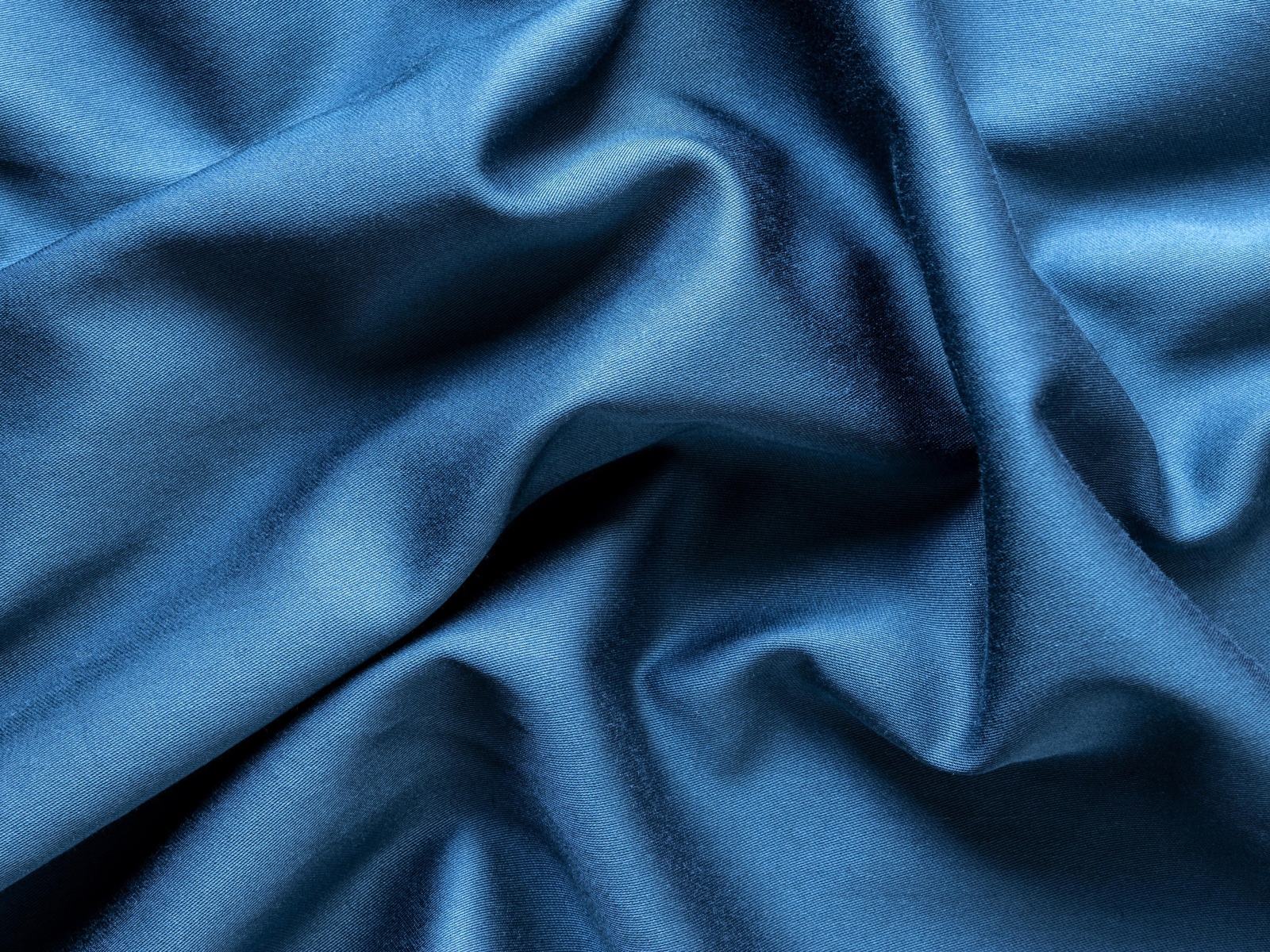 Кусок синей ткани крупным планом