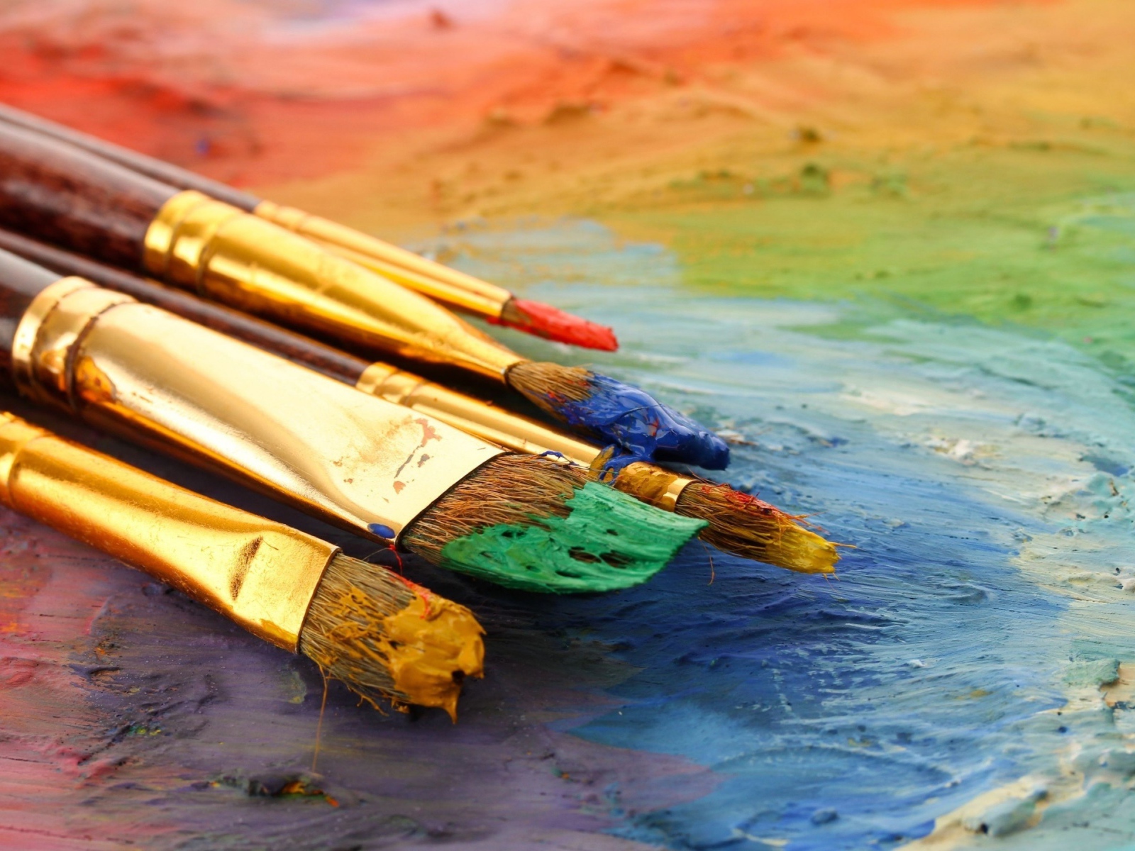 Кисточки художника в красках 