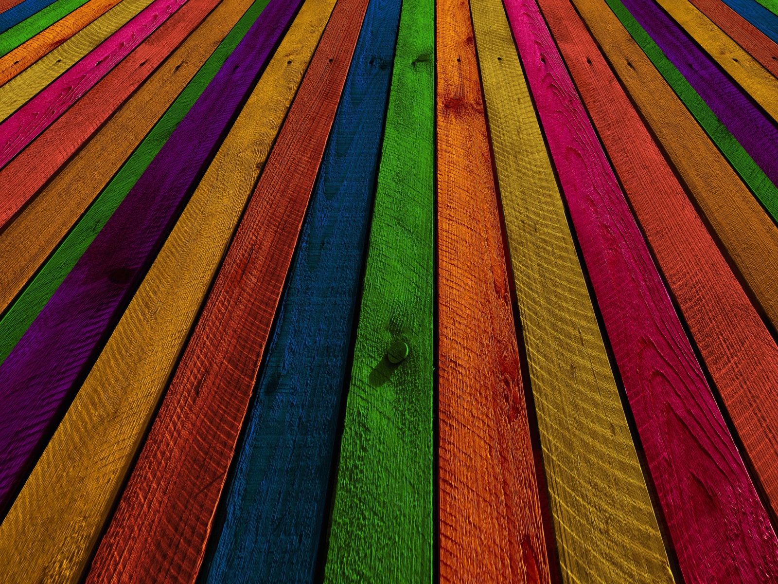 Красивые разноцветные доски на заборе