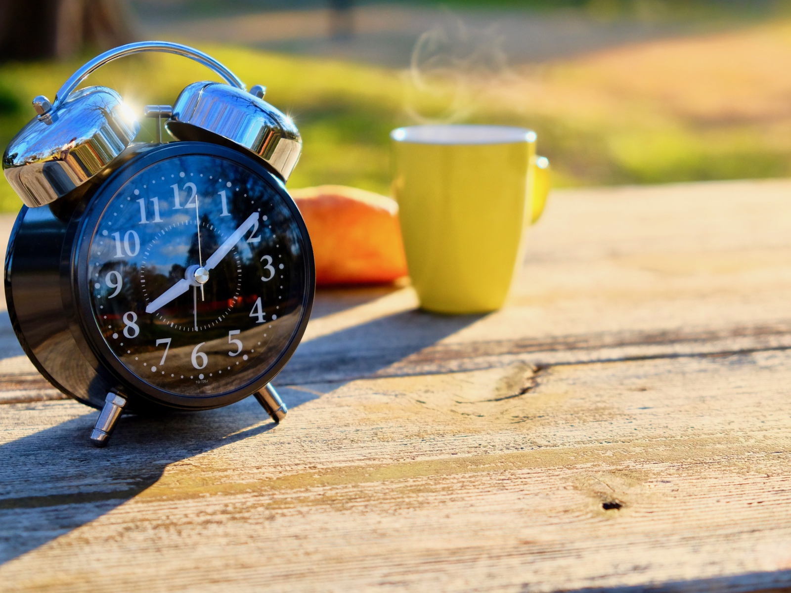 Большой черный будильник на столе