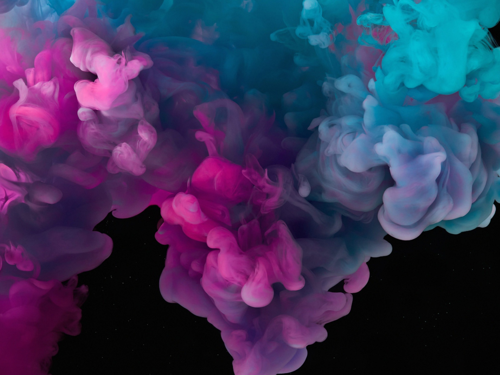 Голубой с красным дым на черном фоне 