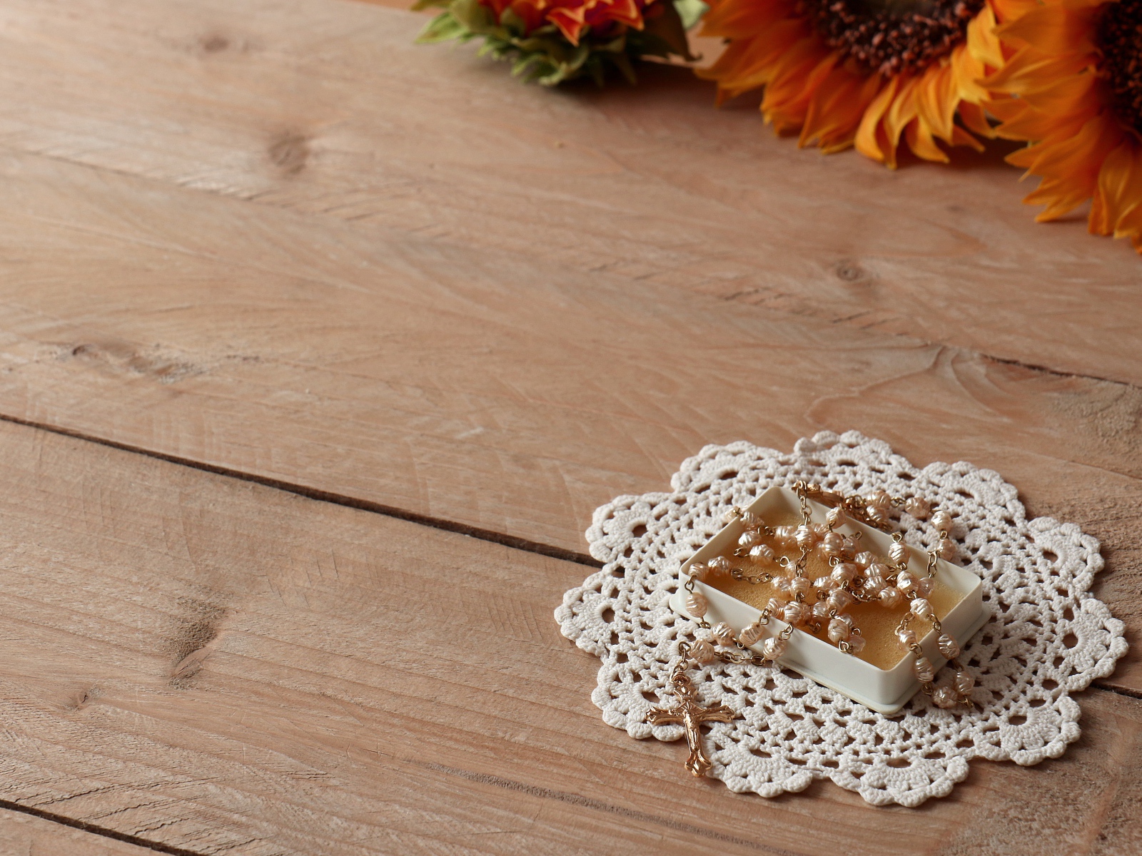 Крестик на цепочке с салфеткой на столе