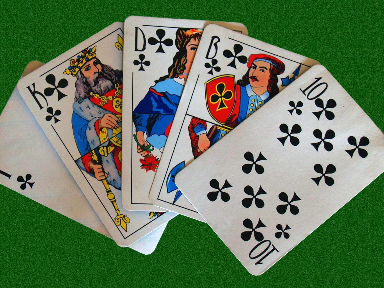 Пять карт одной масти на зеленом фоне