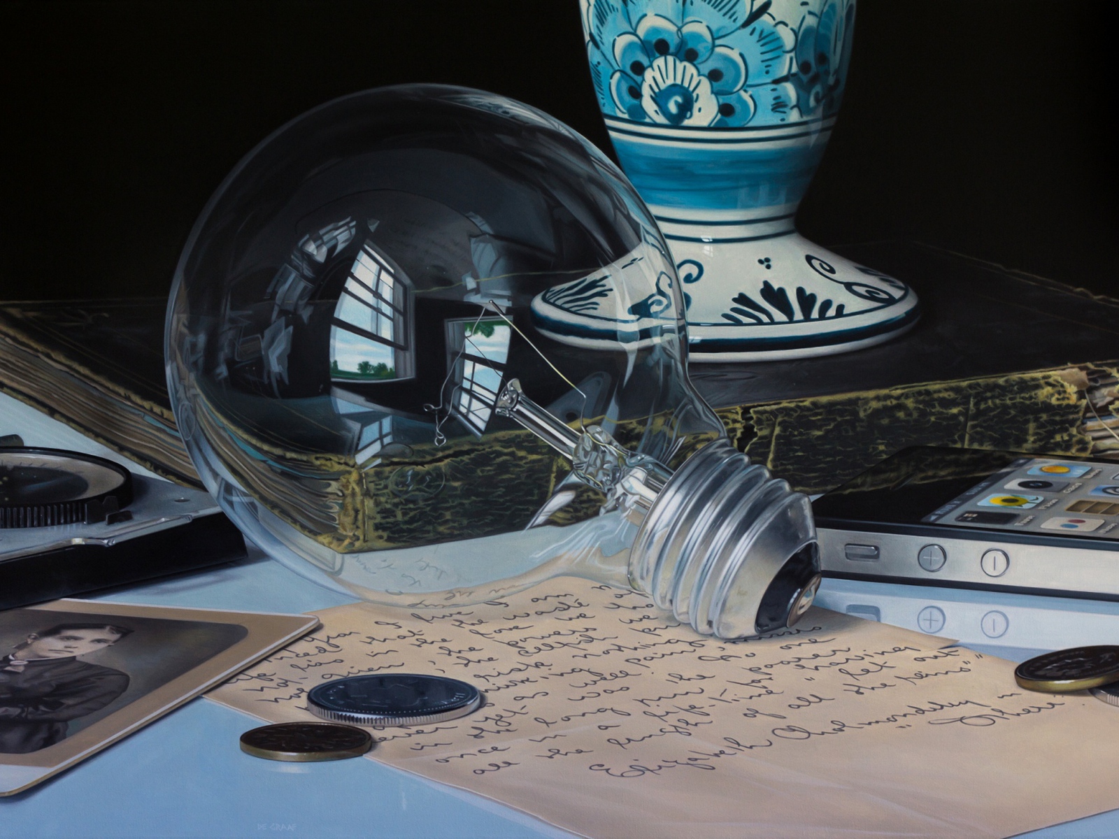 Стеклянная лампочка на столе с монетами и письмом