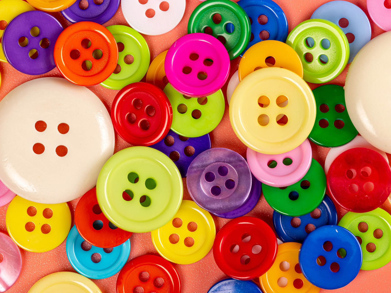 Много разноцветных пуговиц разного размера