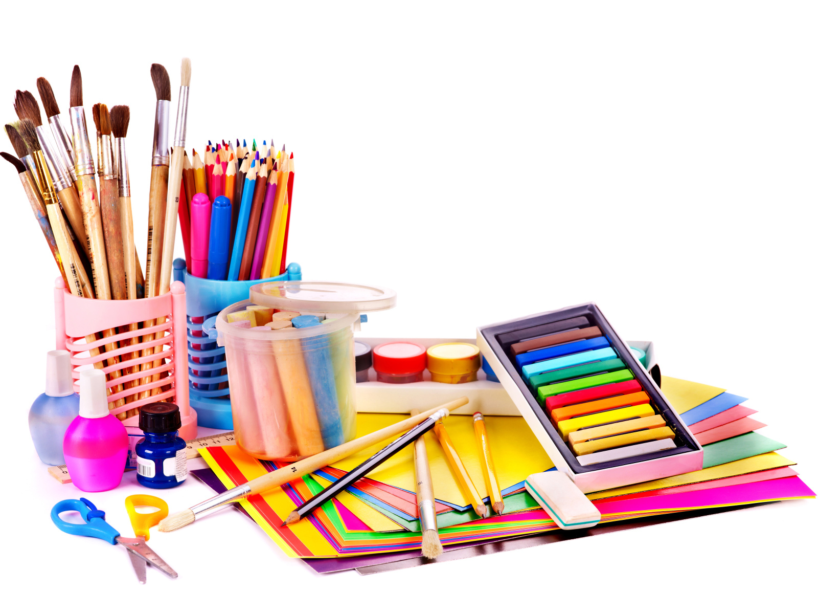 Много разноцветных предметов для рисования на белом фоне 