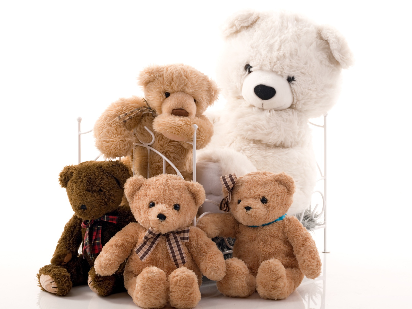 Много игрушечных медведей на детской кровати