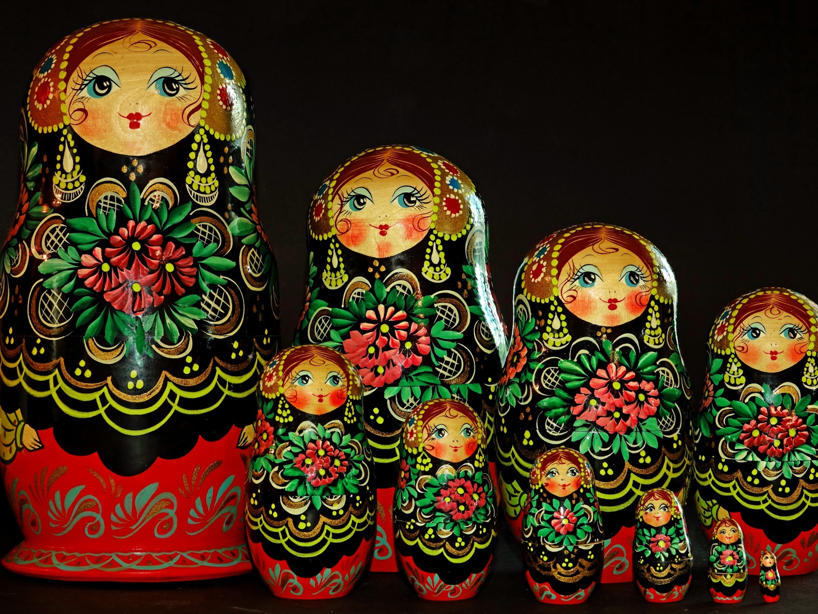 Фигурки матрешки с народным орнаментом