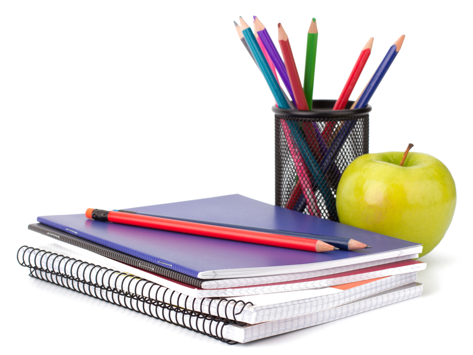 Тетради, яблоко и карандаши на белом фоне 