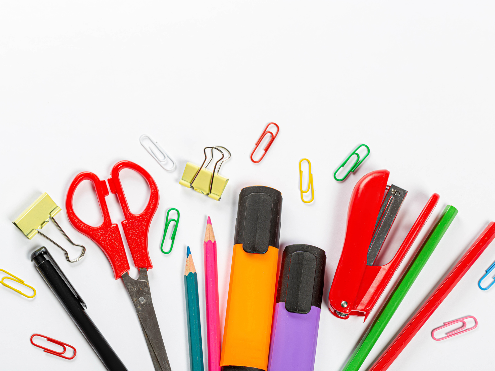 Канцелярские предметы на белом фоне крупным планом 