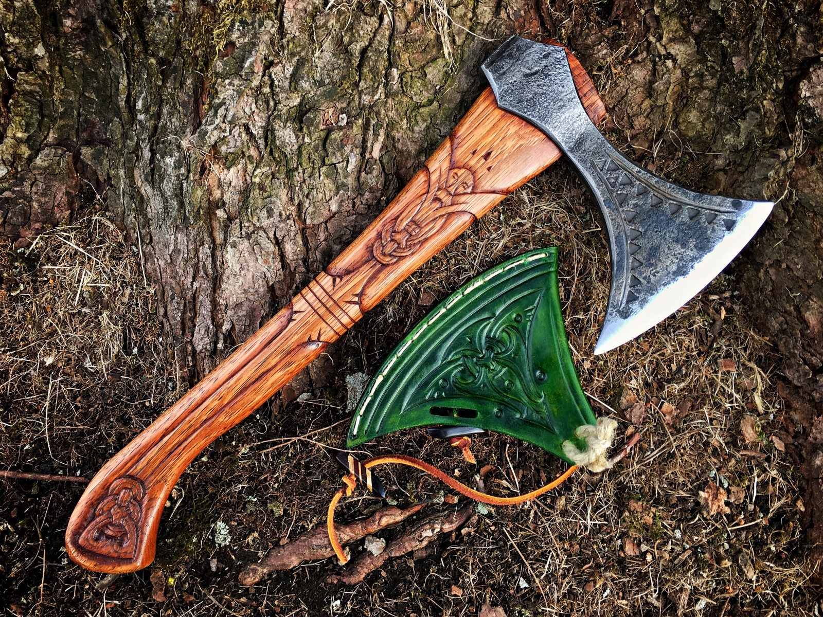 Старый топор с рисунком у дерева 