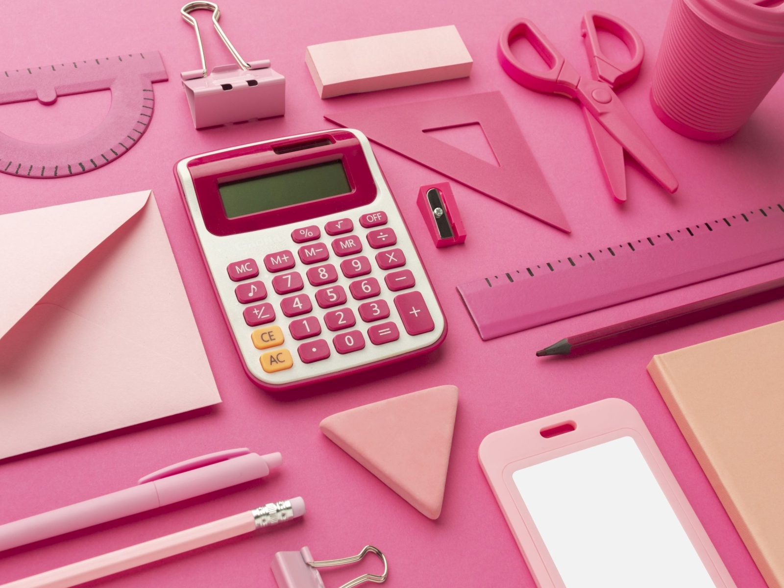 Розовые канцелярские предметы для девочки 