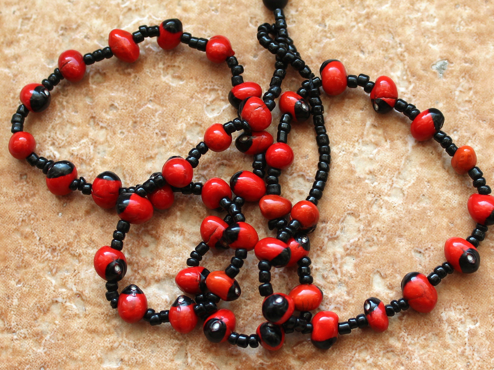 Красные и черные бусины в бусах на столе 