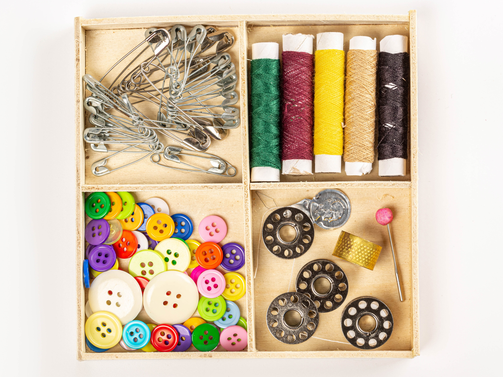 Набор для шитья на белом фоне