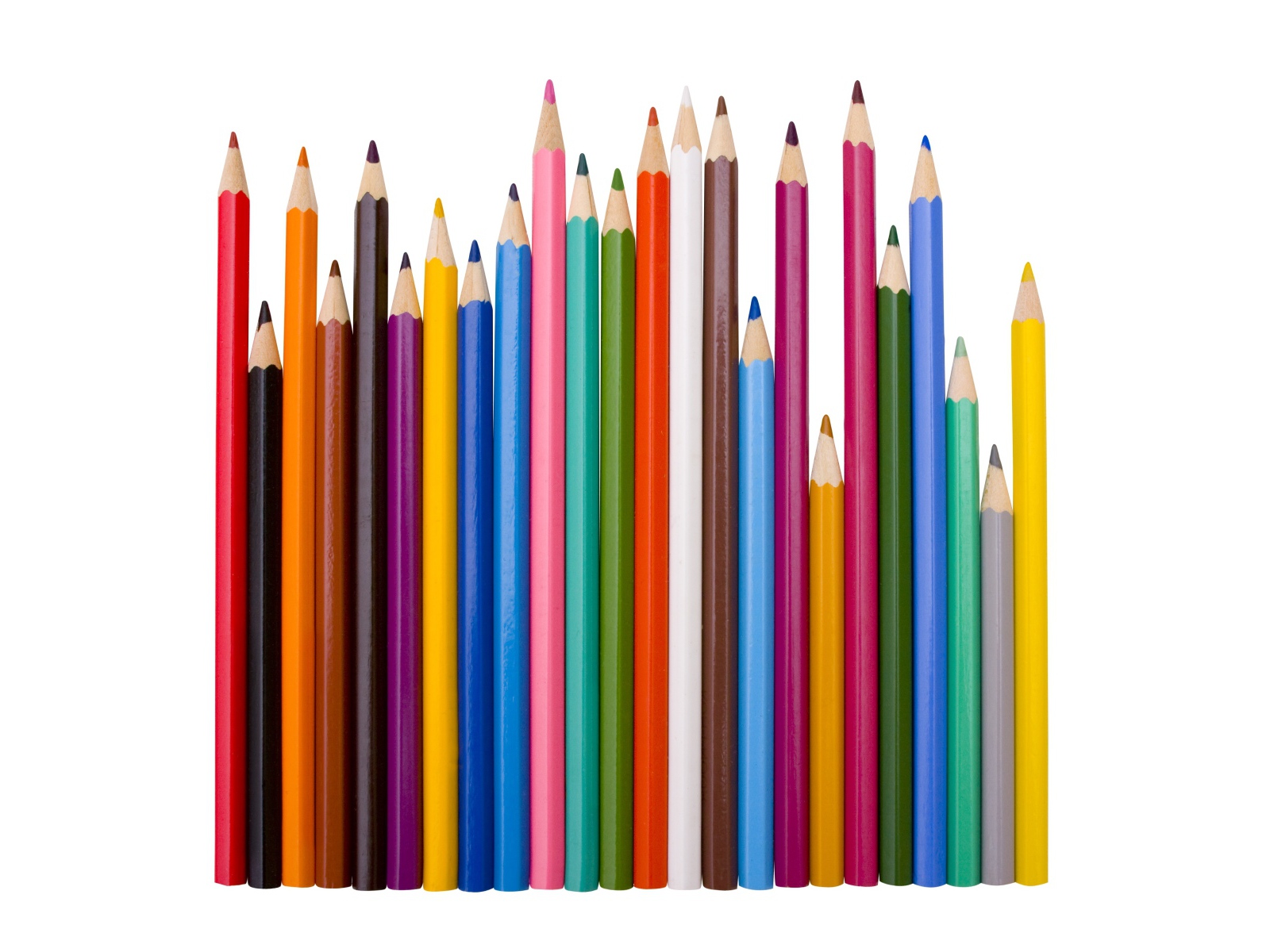 Острые разноцветные карандаши на белом фоне