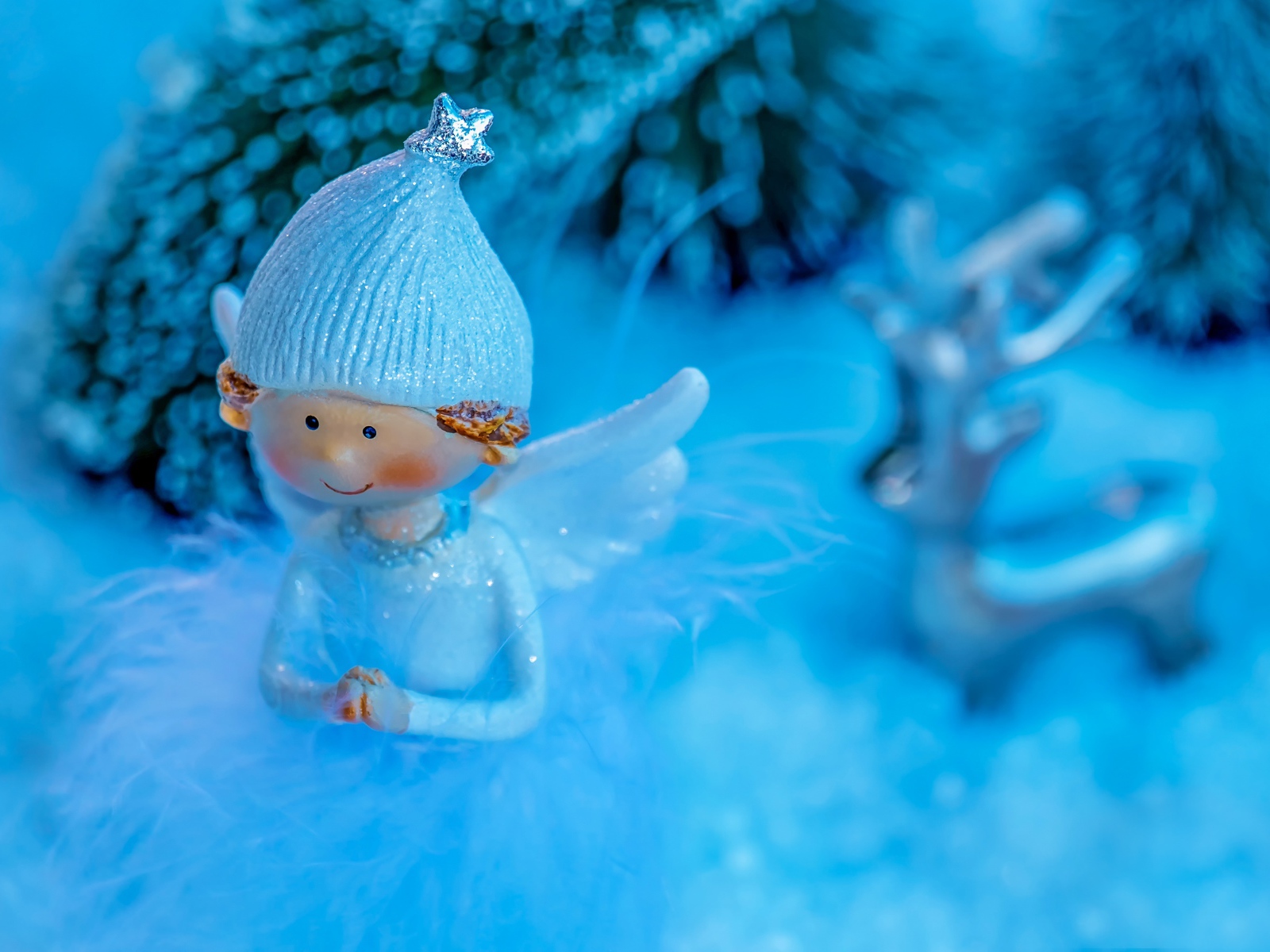 Маленькая фигурка ангел крупным планом 