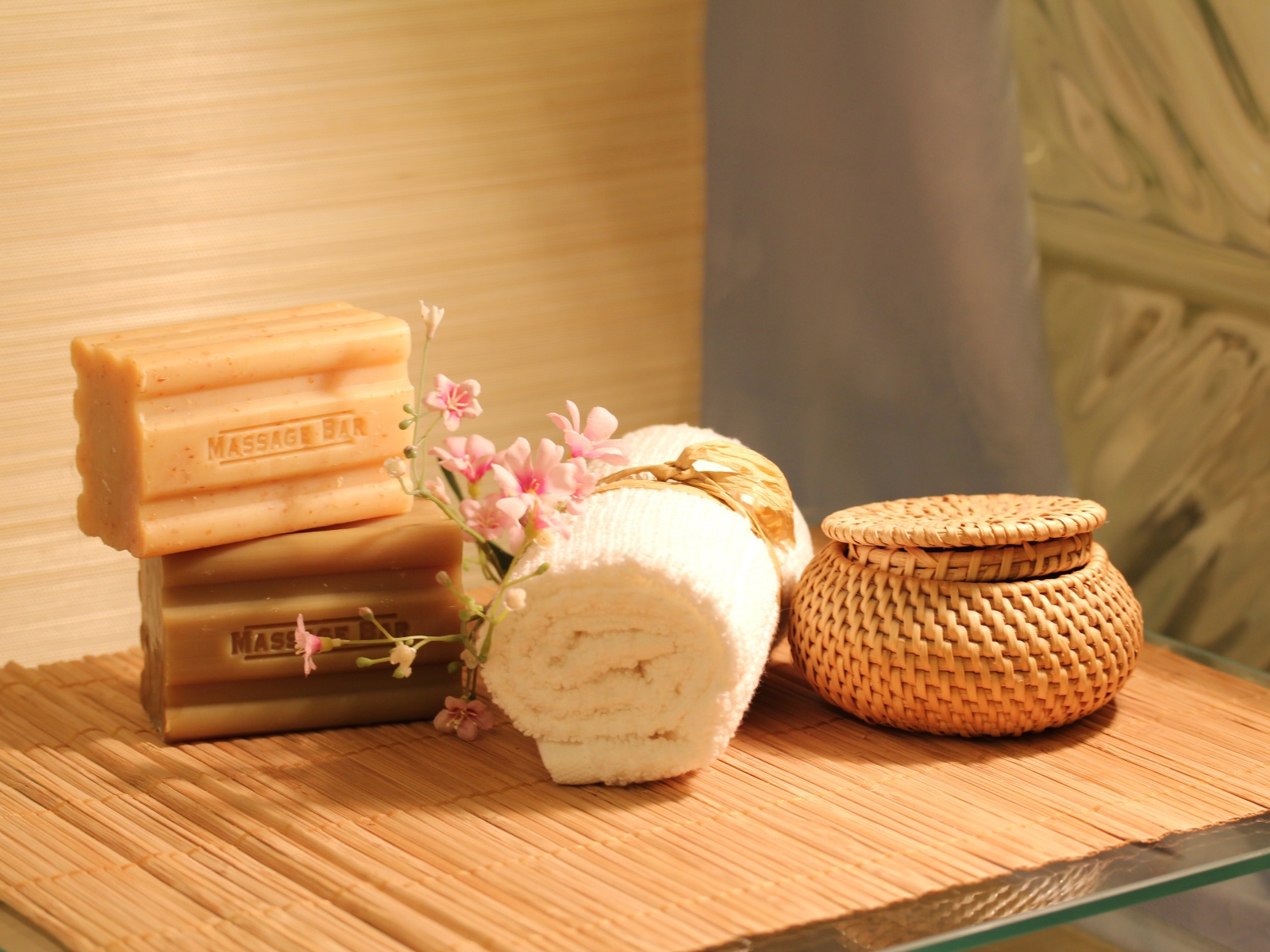 Мыло на столе с полотенцем и маслом