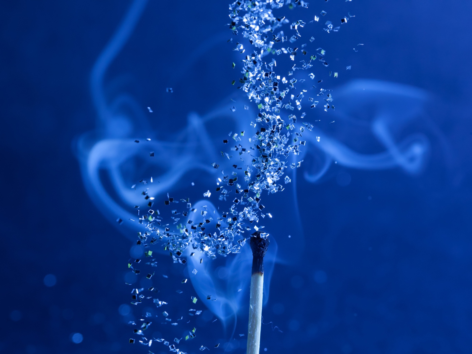 Спичка с блестками на голубом фоне