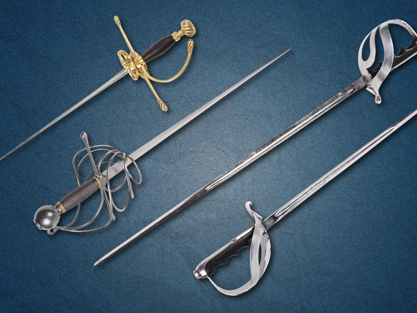 Шпаги и клинок на сером фоне